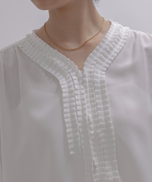 Eimee Law（エイミーロウ）の「プリーツフリルジョーゼットブラウス（シャツ/ブラウス・レディース・ボルドー/オフホワイト/ブラック/サックスブルー・FREE）」の7枚目の写真
