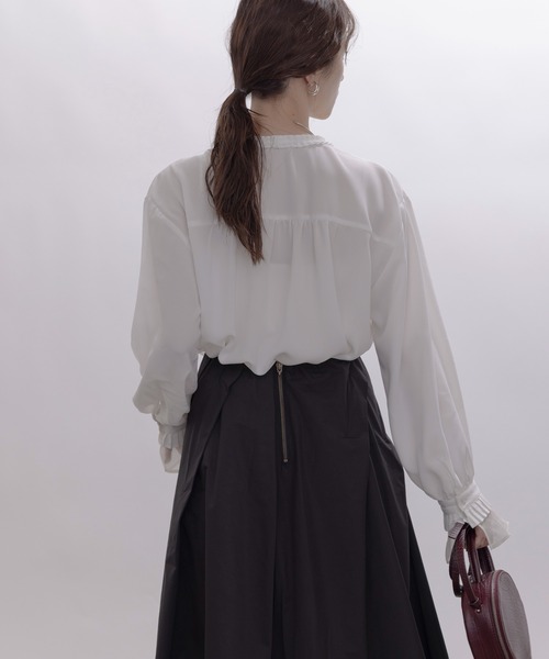 Eimee Law（エイミーロウ）の「プリーツフリルジョーゼットブラウス（シャツ/ブラウス・レディース・ボルドー/オフホワイト/ブラック/サックスブルー・FREE）」の15枚目の写真