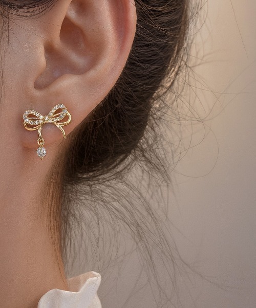 セール】【IZU】 キラキラ リボンモチーフ ピアス レディース 揺れる