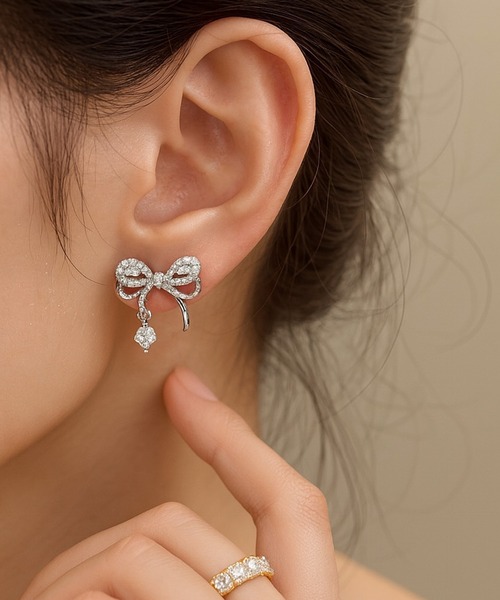 セール】【IZU】 キラキラ リボンモチーフ ピアス レディース 揺れる