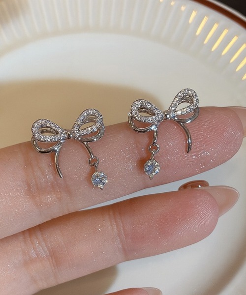 IZU】 キラキラ リボンモチーフ ピアス レディース 揺れる