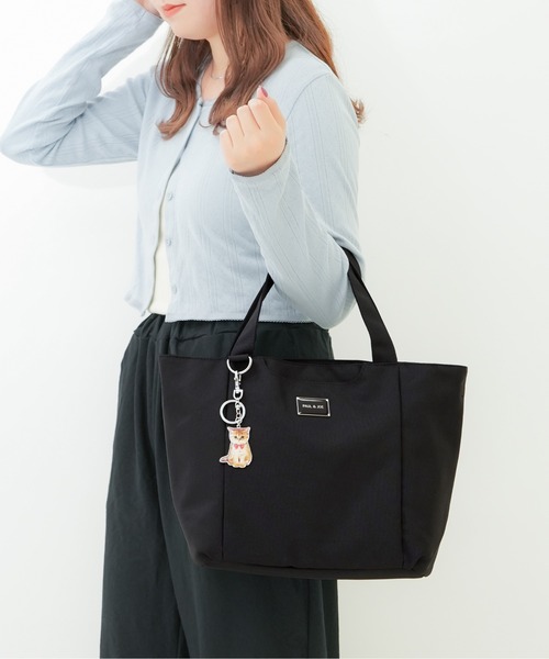 PAUL & JOE ACCESSOIRES(ポールアンドジョーアクセソワ)の「【PAUL & JOE ACCESSOIRES /ポール アンド ジョー アクセソワ 】 CASUAL・PLATE METAL チャーム付きトートバッグ(トートバッグ・レディース・ブラック・FREE)」の1枚目の写真