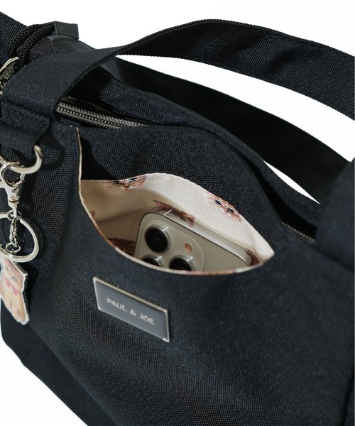 PAUL & JOE ACCESSOIRES(ポールアンドジョーアクセソワ)の「【PAUL & JOE ACCESSOIRES /ポール アンド ジョー アクセソワ 】 CASUAL・PLATE METAL チャーム付きトートバッグ(トートバッグ・レディース・ブラック・FREE)」の2枚目の写真