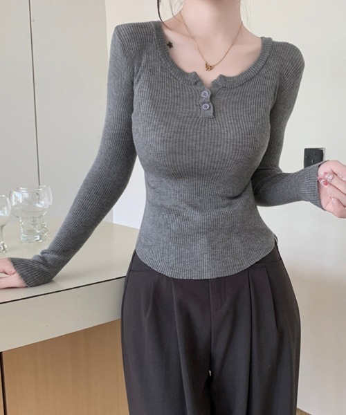 ReRe（リリ）の「スクエアネック×ボタンデザインリブニットトップス（ニット/セーター・レディース・グレー/ブラック/ベージュ/パープル/ホワイト・FREE）」の10枚目の写真