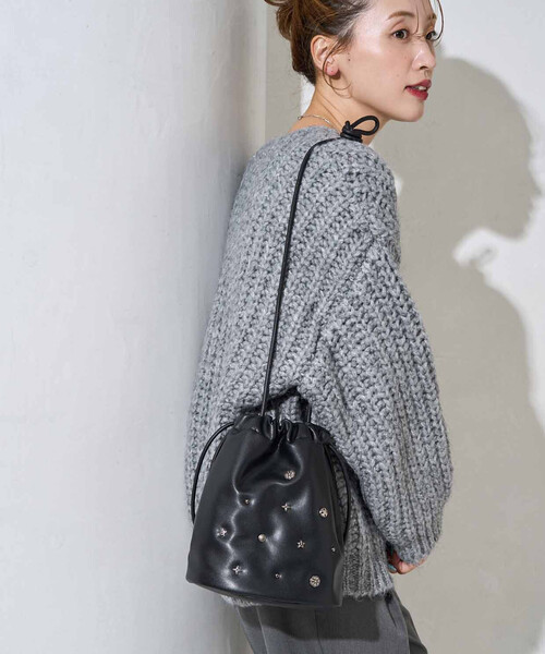 スタッズ付き黒サテン巾着バッグ スタッズ付き黒サテン巾着バッグ スタッズ付き黒サテン巾着