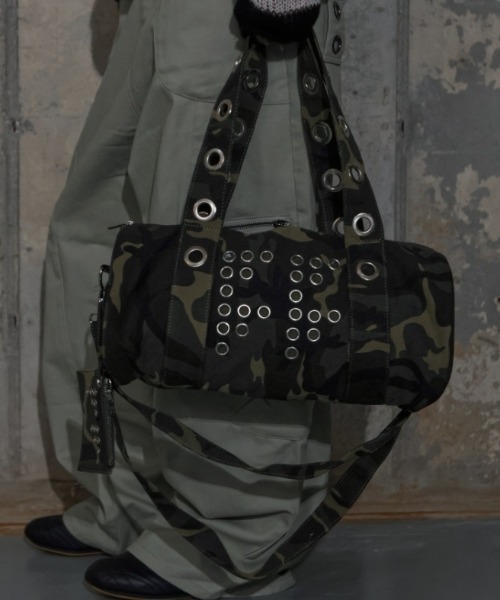 FANCY CLUB(ファンシークラブ)の「A'GEM/9 × .kom 『FANCY CLUB/ファンシークラブ』 FFFF EYELET DUFFLE BAG/アイレット ダッフル バッグ(トートバッグ・レディース・カモフラージュ/ブラック・FREE)」の2枚目の写真