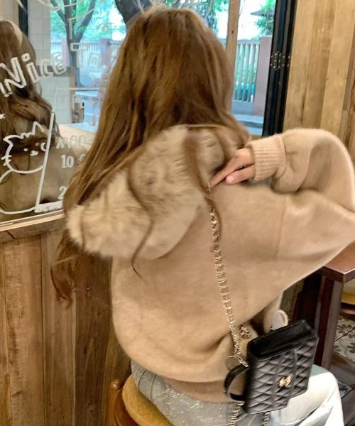 emi+（エミプラス）の「ファーフーディニットパーカー（パーカー・レディース・モカ/アイボリー/グレー・FREE）」の3枚目の写真