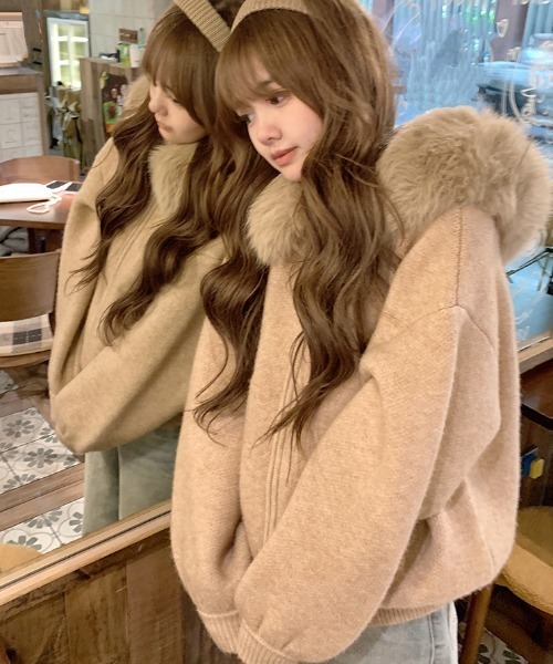 emi+（エミプラス）の「ファーフーディニットパーカー（パーカー・レディース・モカ/アイボリー/グレー・FREE）」の4枚目の写真