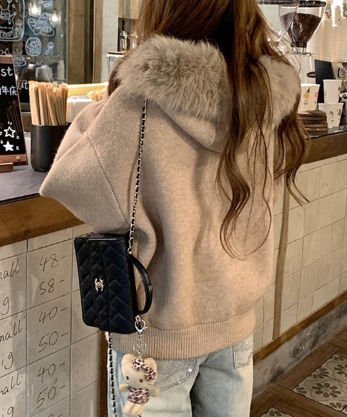 emi+（エミプラス）の「ファーフーディニットパーカー（パーカー・レディース・モカ/アイボリー/グレー・FREE）」の5枚目の写真