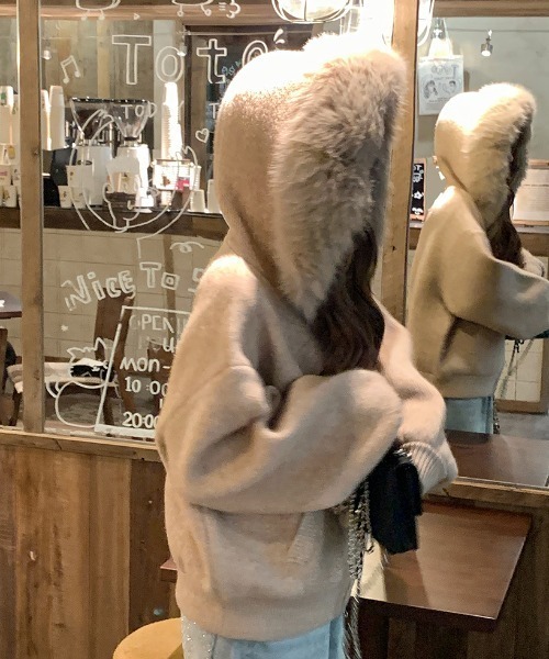 emi+（エミプラス）の「ファーフーディニットパーカー（パーカー・レディース・モカ/アイボリー/グレー・FREE）」の6枚目の写真