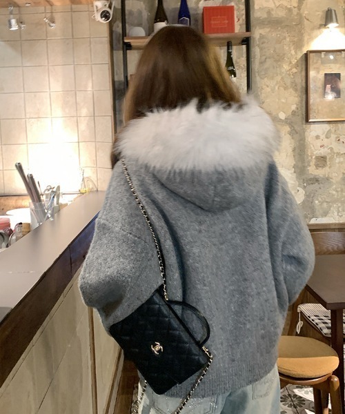 emi+（エミプラス）の「ファーフーディニットパーカー（パーカー・レディース・モカ/アイボリー/グレー・FREE）」の11枚目の写真