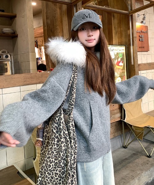 emi+（エミプラス）の「ファーフーディニットパーカー（パーカー・レディース・モカ/アイボリー/グレー・FREE）」の14枚目の写真