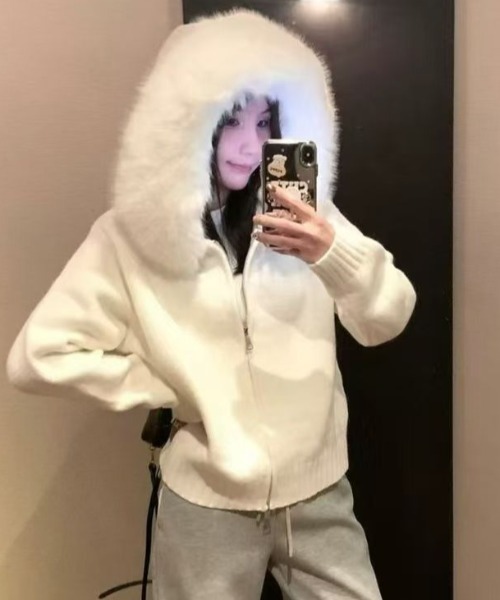 emi+（エミプラス）の「ファーフーディニットパーカー（パーカー・レディース・モカ/アイボリー/グレー・FREE）」の16枚目の写真