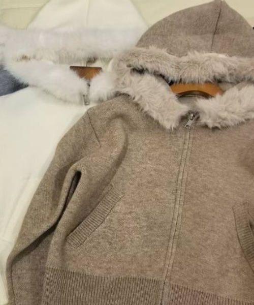 emi+（エミプラス）の「ファーフーディニットパーカー（パーカー・レディース・モカ/アイボリー/グレー・FREE）」の17枚目の写真