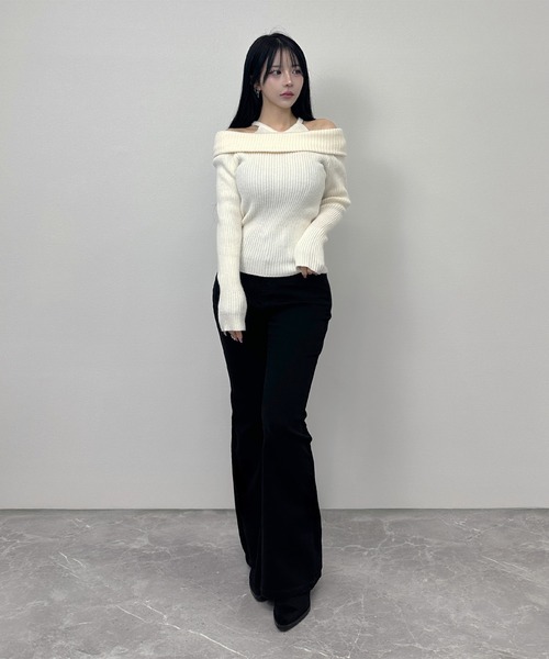 FOLLOWIN(フォロウィン)の「3color/オフショル×ストラップデザインリブニットトップス(ニット/セーター・レディース・ブラック/ベージュ/アイボリー・FREE)」の4枚目の写真