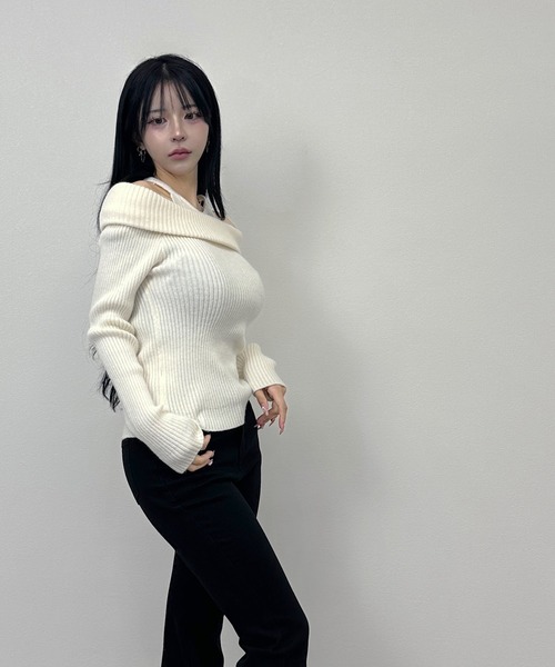 FOLLOWIN(フォロウィン)の「3color/オフショル×ストラップデザインリブニットトップス(ニット/セーター・レディース・ブラック/ベージュ/アイボリー・FREE)」の8枚目の写真