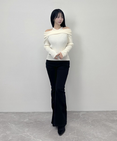 FOLLOWIN(フォロウィン)の「3color/オフショル×ストラップデザインリブニットトップス(ニット/セーター・レディース・ブラック/ベージュ/アイボリー・FREE)」の5枚目の写真