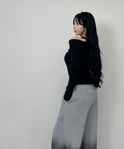 FOLLOWIN(フォロウィン)の「3color/オフショル×ストラップデザインリブニットトップス(ニット/セーター・レディース・ブラック/ベージュ/アイボリー・FREE)」の16枚目の写真