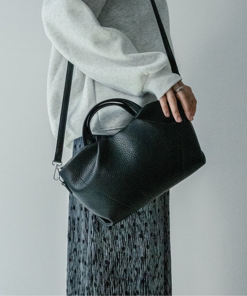 on:nue（オンニュ）の「【on:nue】[2WAY/肩紐付] フェイクレザー2wayハンドバッグ（ショルダーバッグ・レディース・ベージュ/アイボリー/ブラック・FREE）」の2枚目の写真