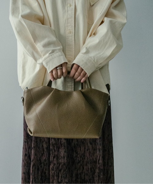 on:nue（オンニュ）の「【on:nue】[2WAY/肩紐付] フェイクレザー2wayハンドバッグ（ショルダーバッグ・レディース・ベージュ/アイボリー/ブラック・FREE）」の19枚目の写真