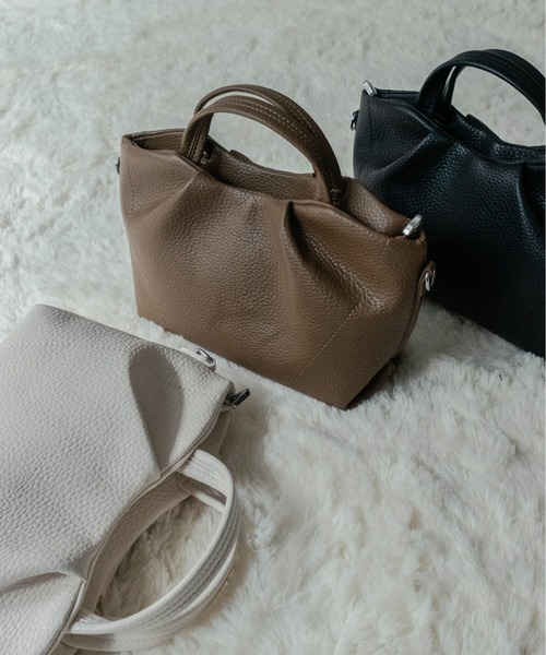 on:nue（オンニュ）の「【on:nue】[2WAY/肩紐付] フェイクレザー2wayハンドバッグ（ショルダーバッグ・レディース・ベージュ/アイボリー/ブラック・FREE）」の6枚目の写真
