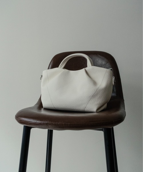 on:nue（オンニュ）の「【on:nue】[2WAY/肩紐付] フェイクレザー2wayハンドバッグ（ショルダーバッグ・レディース・ベージュ/アイボリー/ブラック・FREE）」の7枚目の写真