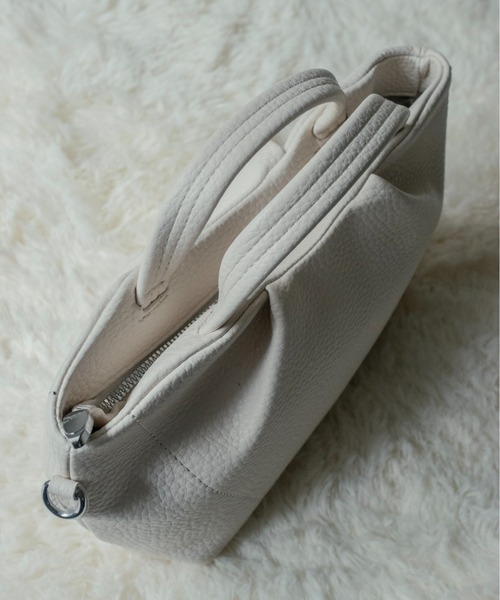 on:nue（オンニュ）の「【on:nue】[2WAY/肩紐付] フェイクレザー2wayハンドバッグ（ショルダーバッグ・レディース・ベージュ/アイボリー/ブラック・FREE）」の13枚目の写真
