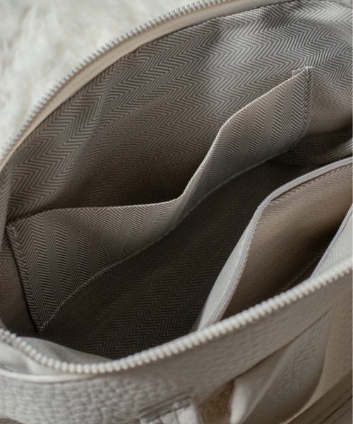 on:nue（オンニュ）の「【on:nue】[2WAY/肩紐付] フェイクレザー2wayハンドバッグ（ショルダーバッグ・レディース・ベージュ/アイボリー/ブラック・FREE）」の16枚目の写真