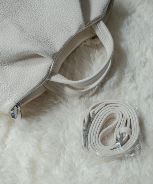 on:nue（オンニュ）の「【on:nue】[2WAY/肩紐付] フェイクレザー2wayハンドバッグ（ショルダーバッグ・レディース・ベージュ/アイボリー/ブラック・FREE）」の17枚目の写真