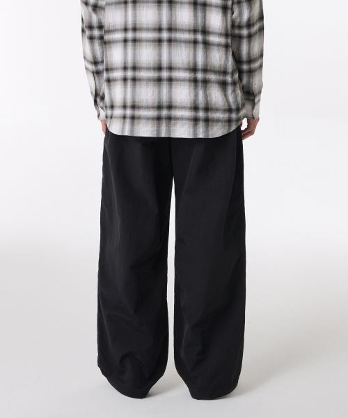 MUSINSA STANDARD（ムシンサスタンダード）の「ナイロンバルーンパンツ[ブラック]（その他パンツ・メンズ・その他・38/36/34/32/30/31/33/26/27/28/29）」の2枚目の写真