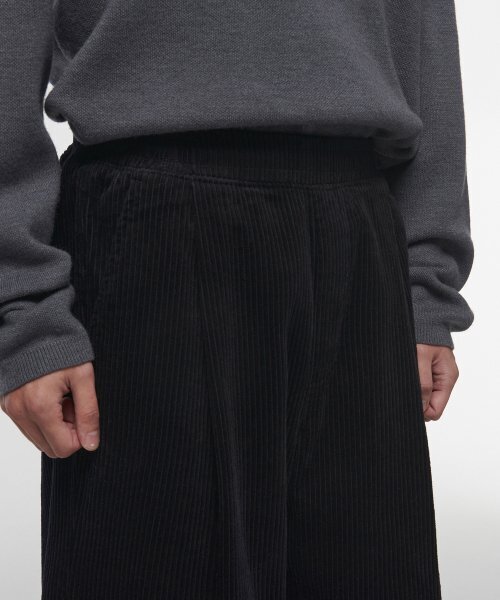 MUSINSA STANDARD（ムシンサスタンダード）の「ワンタックワイドコーデュロイバンディングパンツ[ブラック]（その他パンツ・メンズ・その他・30/26/28/40/38/42/36/34/32）」の3枚目の写真