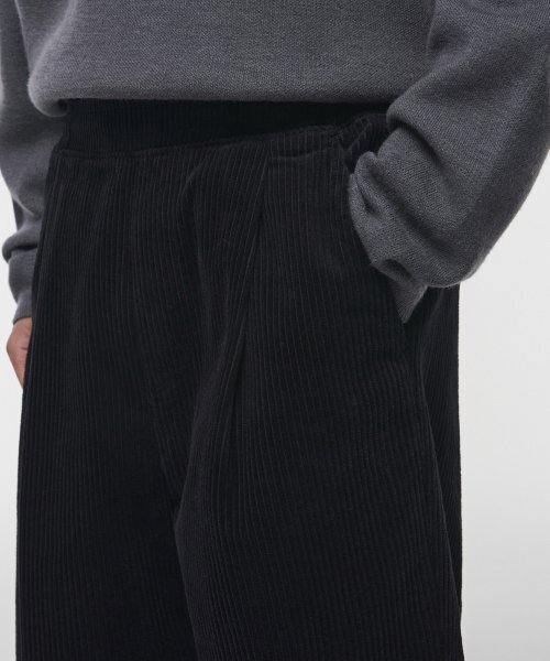 MUSINSA STANDARD（ムシンサスタンダード）の「ワンタックワイドコーデュロイバンディングパンツ[ブラック]（その他パンツ・メンズ・その他・30/26/28/40/38/42/36/34/32）」の5枚目の写真
