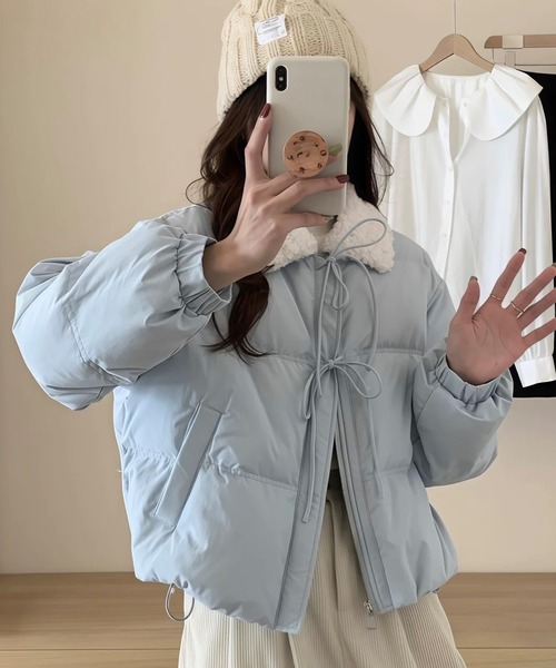 shopnikoniko(ショップニコニコ)の「中綿ブルゾン リボンデザイン ボアカラー ボリューム 中綿ジャケット(ダウンジャケット/コート・レディース・ブラック/ブルー/ホワイト・フリー)」の3枚目の写真