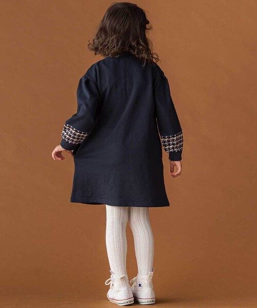 BeBe Petits Pois Vert(ベベプチポワヴェール)の「【店舗限定】【お揃い】裏毛×ノルディック切り替えワンピース(ワンピース・キッズ・ブルー系その他2/ベージュ系その他・120cm/110cm/140cm/150cm/130cm/100cm)」の4枚目の写真
