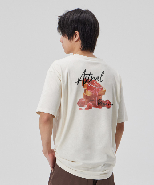 ASTRAL PROJECTION（アストラルプロジェクション）の「[ラズベリージャム]コットンルーズフィット半袖Tシャツ_バターミルク（Tシャツ/カットソー・メンズ・その他・MEDIUM/LARGE/X-LARGE/XX-LARGE）」の4枚目の写真