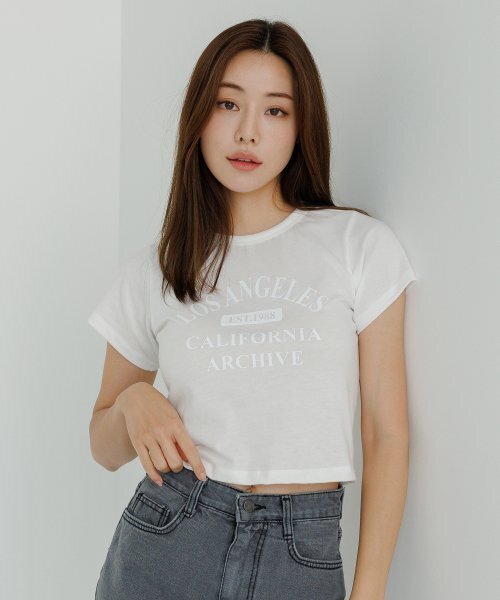 AWESOME STUDIO(オーサムスタジオ)の「レタリングスリムフィットクロップTシャツホワイト(Tシャツ/カットソー・レディース・その他・FREE)」の1枚目の写真