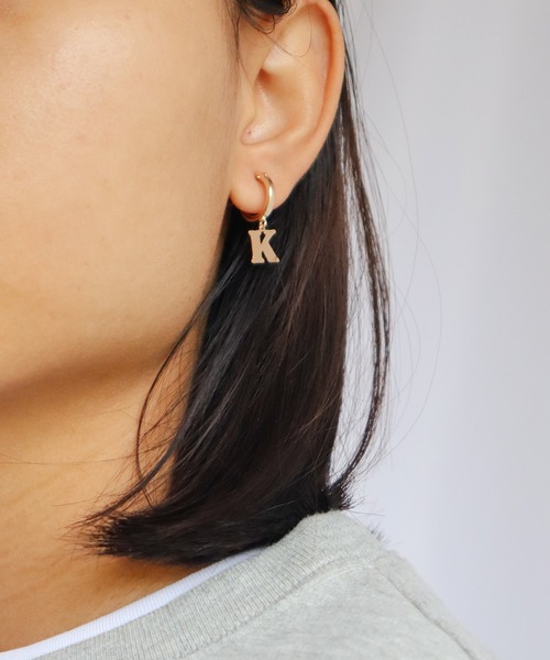 TUWAKRIM】14kgfイニシャルフープピアス（ピアス（両耳用 