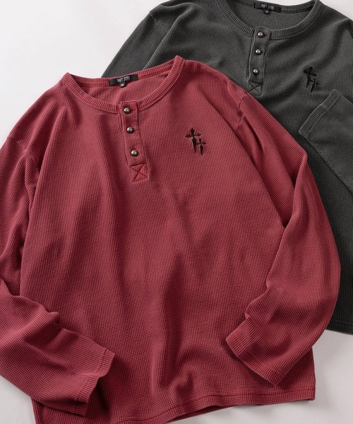 SlashDate(スラッシュデイト)の「【82】ピグメント加工 クロスワンポイント ワッフル ヘンリーネック ロングスリーブTシャツ/メンズ/レディース/ユニセックス(Tシャツ/カットソー・メンズ・ブラック/チャコールグレー/レッド・L/M)」の3枚目の写真