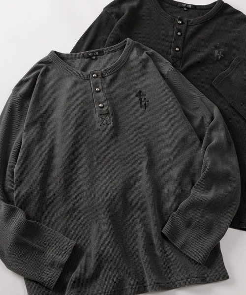SlashDate(スラッシュデイト)の「【82】ピグメント加工 クロスワンポイント ワッフル ヘンリーネック ロングスリーブTシャツ/メンズ/レディース/ユニセックス(Tシャツ/カットソー・メンズ・ブラック/チャコールグレー/レッド・L/M)」の2枚目の写真