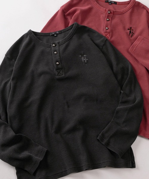 SlashDate(スラッシュデイト)の「【82】ピグメント加工 クロスワンポイント ワッフル ヘンリーネック ロングスリーブTシャツ/メンズ/レディース/ユニセックス(Tシャツ/カットソー・メンズ・ブラック/チャコールグレー/レッド・L/M)」の1枚目の写真