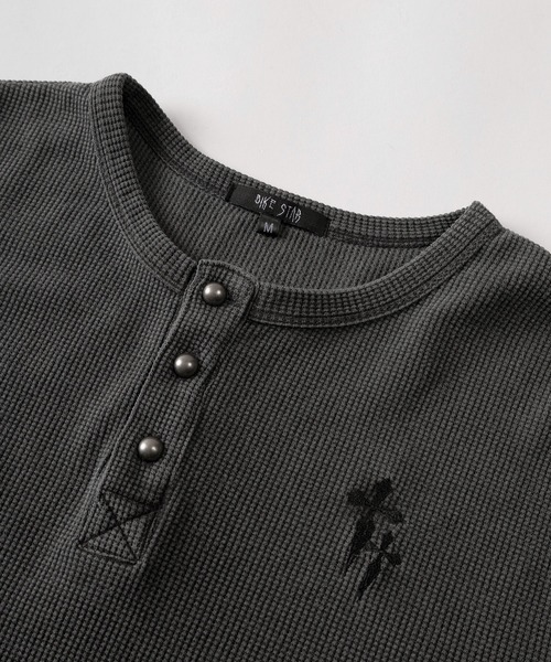 SlashDate(スラッシュデイト)の「【82】ピグメント加工 クロスワンポイント ワッフル ヘンリーネック ロングスリーブTシャツ/メンズ/レディース/ユニセックス(Tシャツ/カットソー・メンズ・ブラック/チャコールグレー/レッド・L/M)」の7枚目の写真