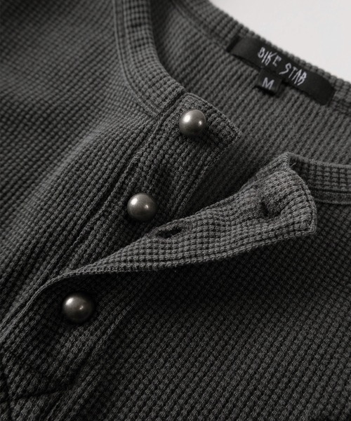 SlashDate(スラッシュデイト)の「【82】ピグメント加工 クロスワンポイント ワッフル ヘンリーネック ロングスリーブTシャツ/メンズ/レディース/ユニセックス(Tシャツ/カットソー・メンズ・ブラック/チャコールグレー/レッド・L/M)」の8枚目の写真