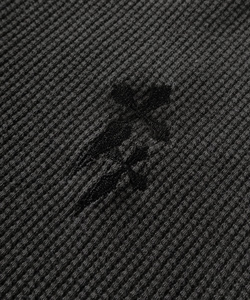 SlashDate(スラッシュデイト)の「【82】ピグメント加工 クロスワンポイント ワッフル ヘンリーネック ロングスリーブTシャツ/メンズ/レディース/ユニセックス(Tシャツ/カットソー・メンズ・ブラック/チャコールグレー/レッド・L/M)」の6枚目の写真