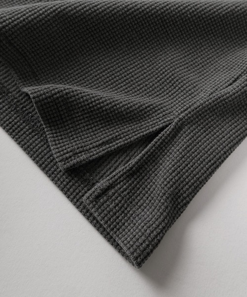 SlashDate(スラッシュデイト)の「【82】ピグメント加工 クロスワンポイント ワッフル ヘンリーネック ロングスリーブTシャツ/メンズ/レディース/ユニセックス(Tシャツ/カットソー・メンズ・ブラック/チャコールグレー/レッド・L/M)」の9枚目の写真