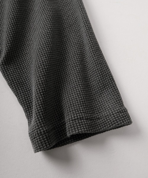 SlashDate(スラッシュデイト)の「【82】ピグメント加工 クロスワンポイント ワッフル ヘンリーネック ロングスリーブTシャツ/メンズ/レディース/ユニセックス(Tシャツ/カットソー・メンズ・ブラック/チャコールグレー/レッド・L/M)」の10枚目の写真