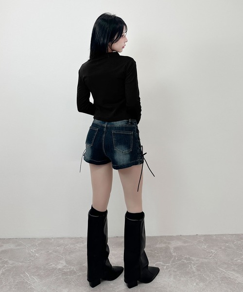 FOLLOWIN(フォロウィン)の「Y2Kチェックネクタイ付き シャーリングトップス(Tシャツ/カットソー・レディース・ブラック/ホワイト/グレー・FREE)」の16枚目の写真