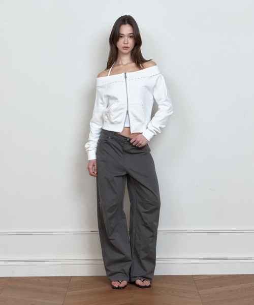 CURETTY(キュリティ)の「C STUDDED OFF-SHOULDER 2-WAY ZIP-UP_WHITE(スウェット・レディース・ホワイト・SMALL)」の2枚目の写真