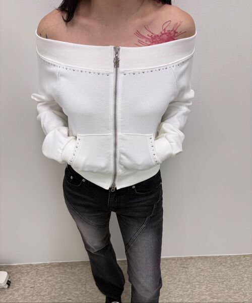 CURETTY(キュリティ)の「C STUDDED OFF-SHOULDER 2-WAY ZIP-UP_WHITE(スウェット・レディース・ホワイト・SMALL)」の4枚目の写真