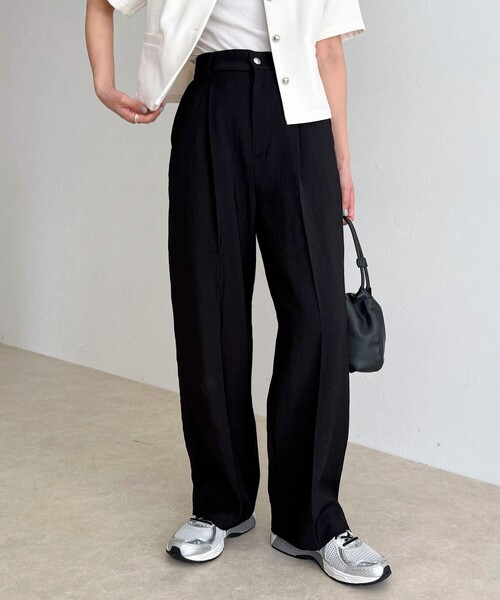 fredy emue（フレディエミュ）の「接触冷感イージースラックス（スラックス・レディース・ベージュ/チャコールグレー/ブラック・38/36）」の2枚目の写真