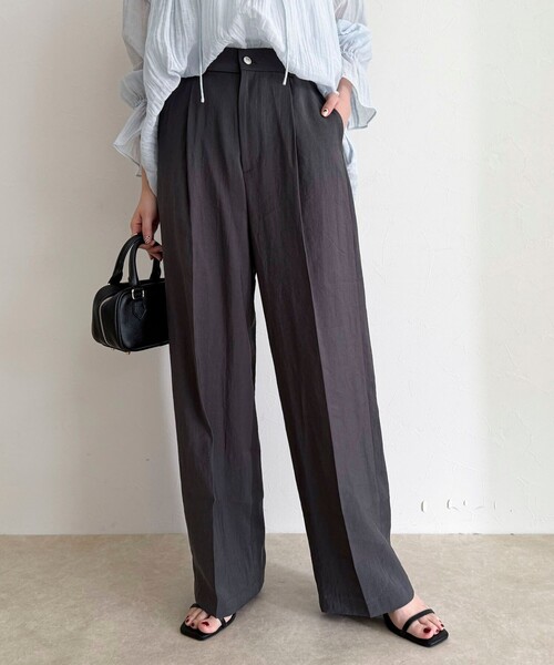 fredy emue（フレディエミュ）の「接触冷感イージースラックス（スラックス・レディース・ベージュ/チャコールグレー/ブラック・38/36）」の5枚目の写真